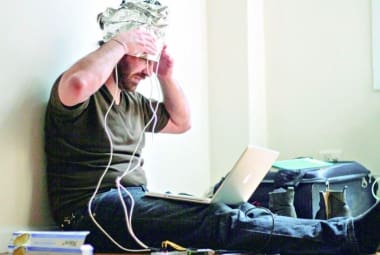 Evolução tecnológica. Neurocientista David Putrino testa o dispositivo Brainwriter, que permite a qualquer pessoa com algum tipo de síndrome neuromuscular escrever e desenhar em um computador, utilizando rastreamento ocular e leitura de ondas cerebrais