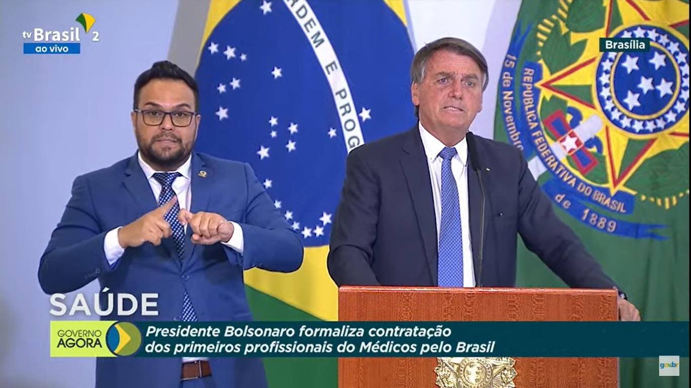 Presidente Jair Bolsonaro (PL) desqualificou profissionais de saúde cubanos que vieram atuar no programa Mais Médicos, lançado pelo governo Dilma Rousseff (PT) em 2013
