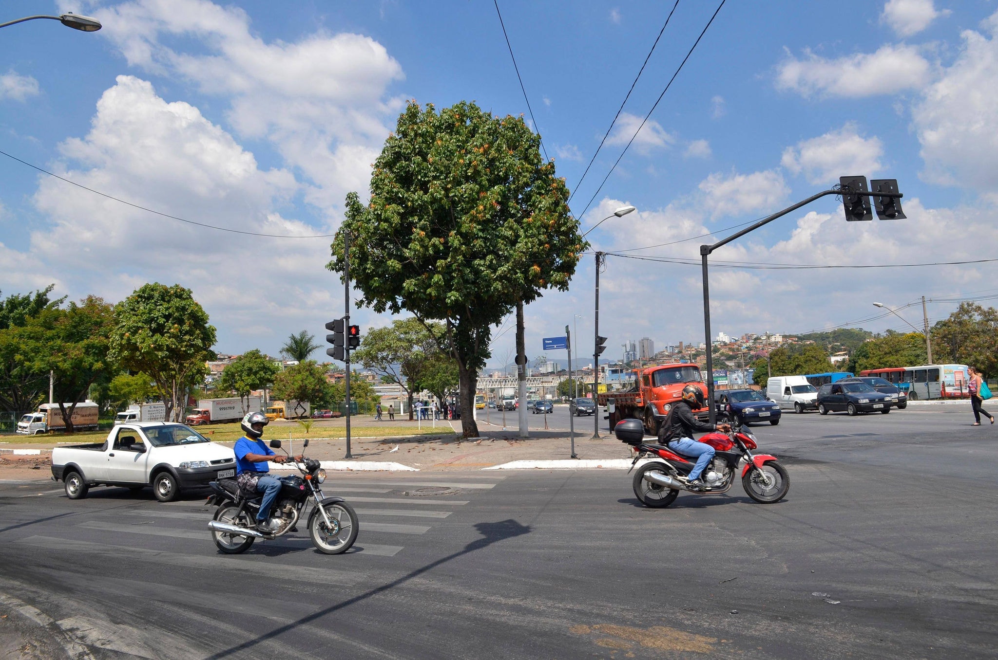 CIDADES - BELO HORIZONTE MG - 8.4.2014 - Alteracao do transito na Av. Cristiano Machado com Waldomiro Lobo em Belo Horizonte MG. 
Foto: Douglas Magno / O Tempo