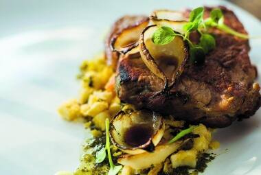 Farofa de umbigo de banana com steak de ancho e molho pesto, feita pelo chef Thiago Chiericatti do Su Casa Bistrô