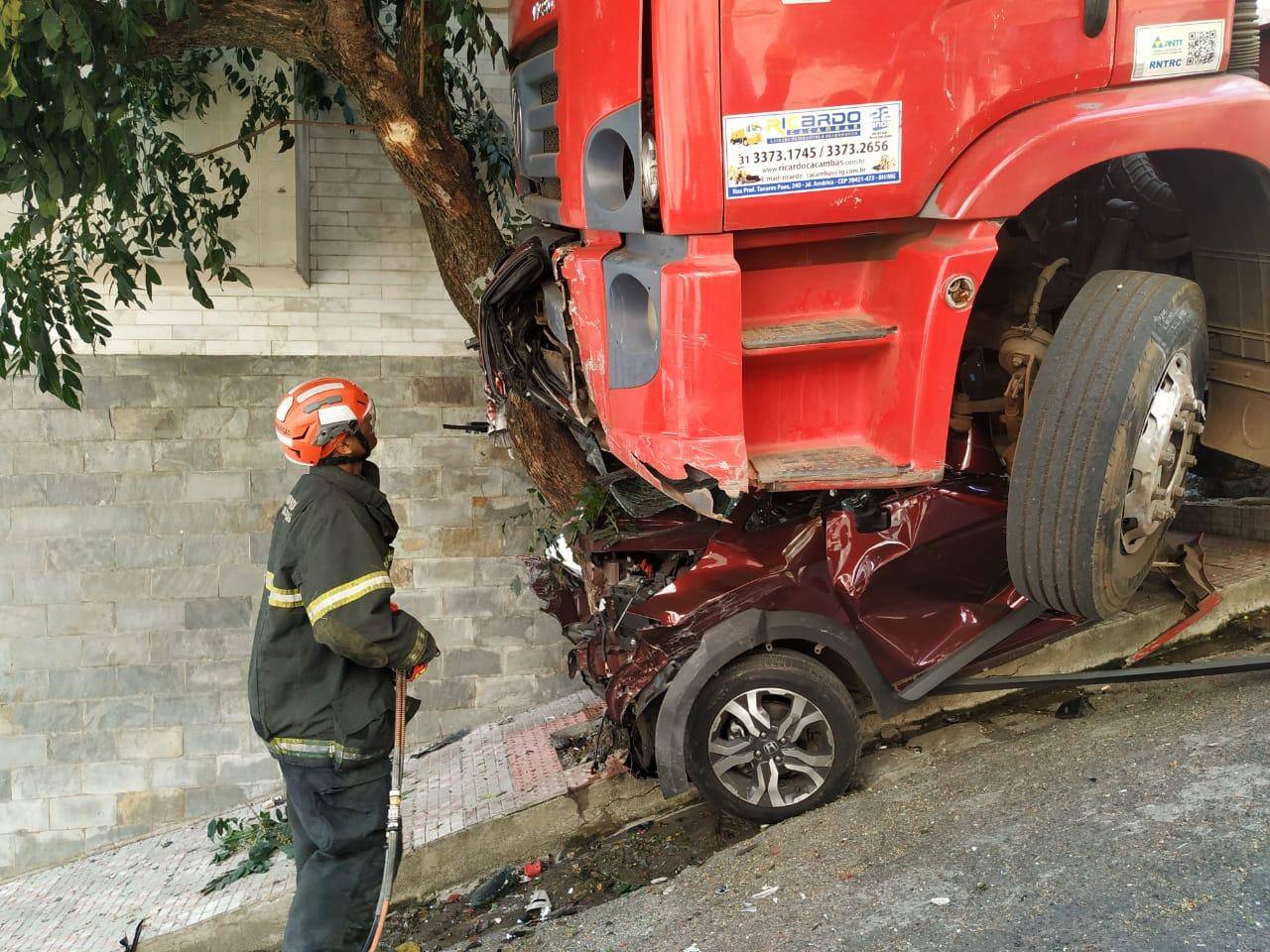 Carro esmagado no Santo Antônio