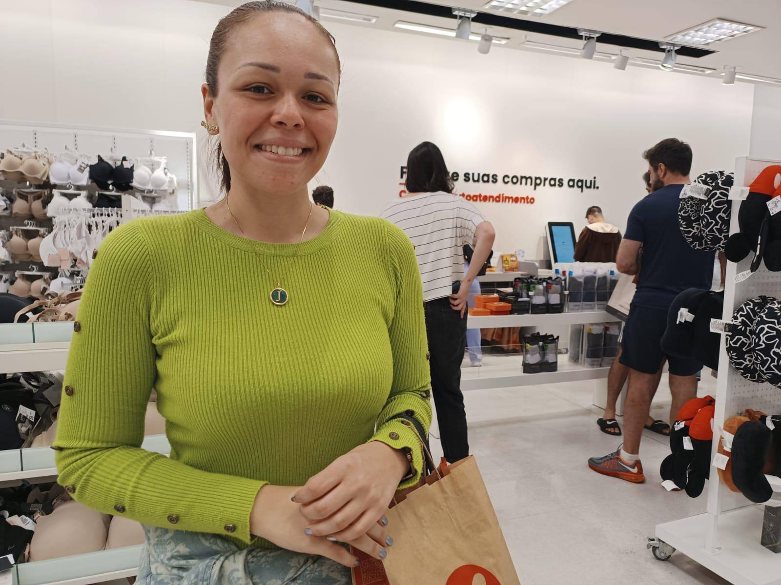 A cozinheira Jéssica Sara da Silva experimentou pela primeira vez o sistema de autoatendimento por RFID na Renner