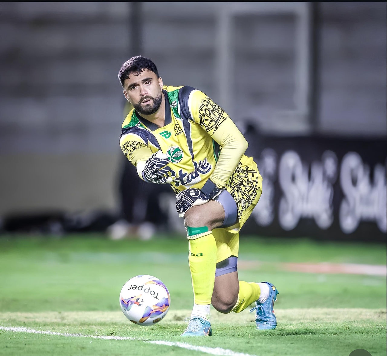 América encaminha acerto com goleiro Gustavo, de Juventude 