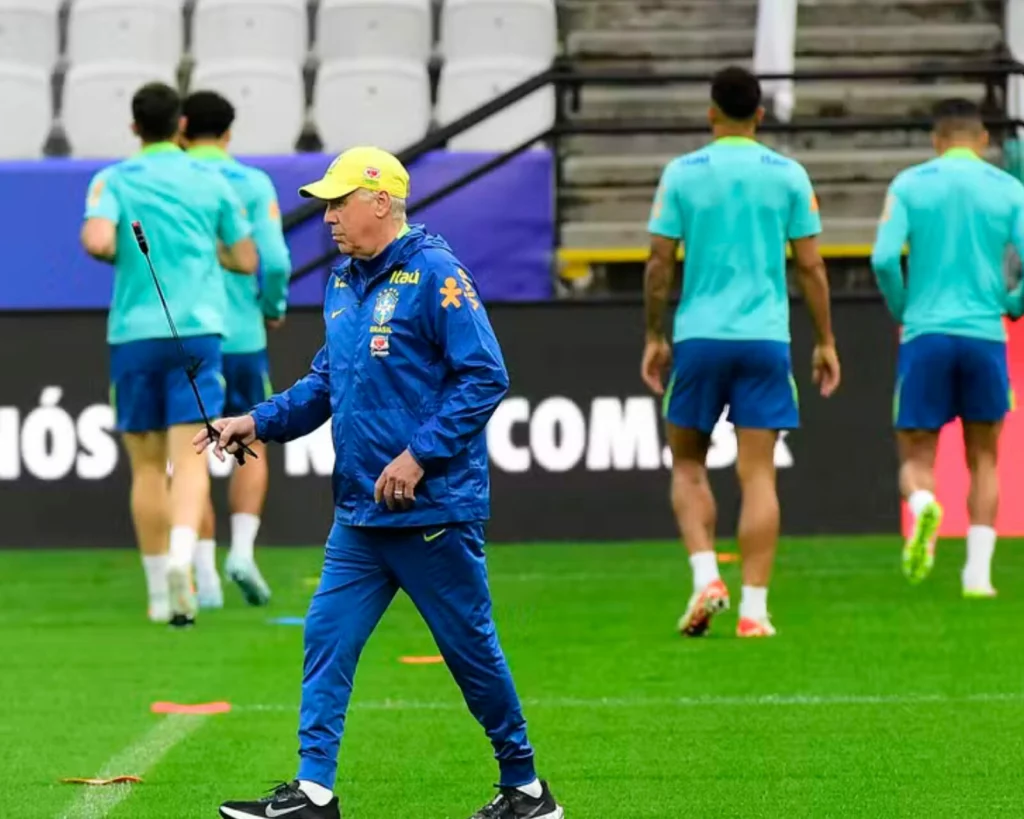 Carlo Ancelotti em treino da seleção brasileira