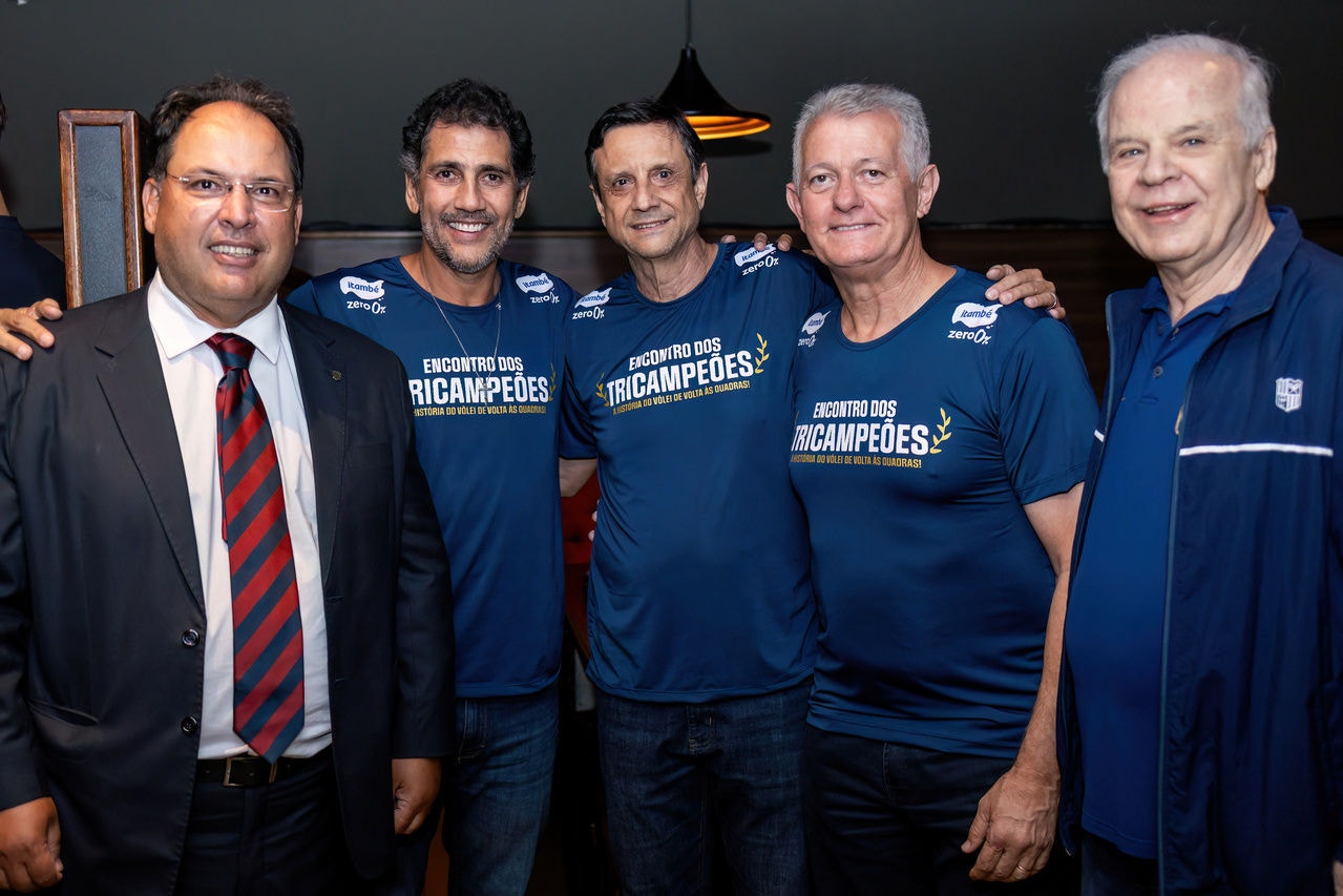 Comemorando os 90 anos e o vôlei, no Minas Tênis Clube, o presidente, Carlos Henrique Martins Teixeira; Maurício, Jarbas Soares, Cebola e Wagner Veloso

