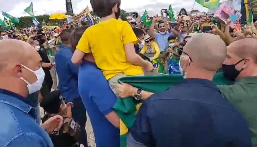 Bolsonaro participa de manifestação em Brasília