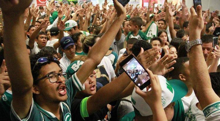 Tenente da PM se empolga e faz a festa no desembarque do Goiás