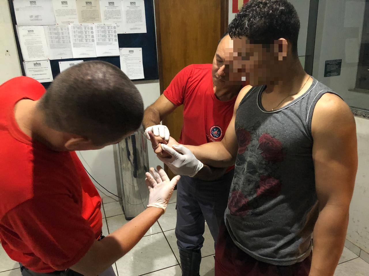 Homem procura bombeiros para retirar aliança presa no dedo