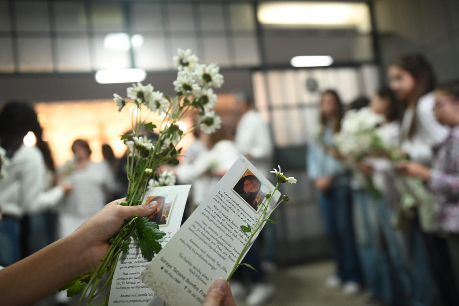 Alunos da professora Soraya França distribuíram margaridas e santinhos na missa de 7º dia 