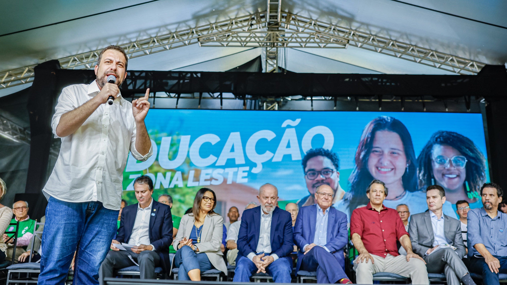 O pré-candidato a prefeito em São Paulo, Guilherme Boulos, discursa em evento do governo com a presença do presidente Lula neste sábado (29)