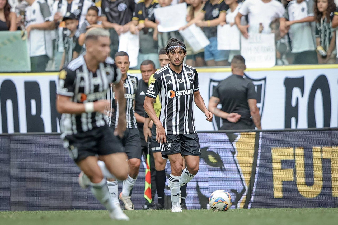 Paulinho e Scarpa durante partida do Atlético na Arena MRV