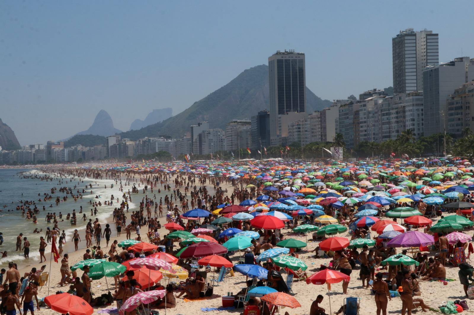 Banhistas buscaram refresco e invadiram praias da Zona Sul do Rio de Janeiro no domingo que registrou maior sensação térmica desde 2014 na cidade (17/03/2024)