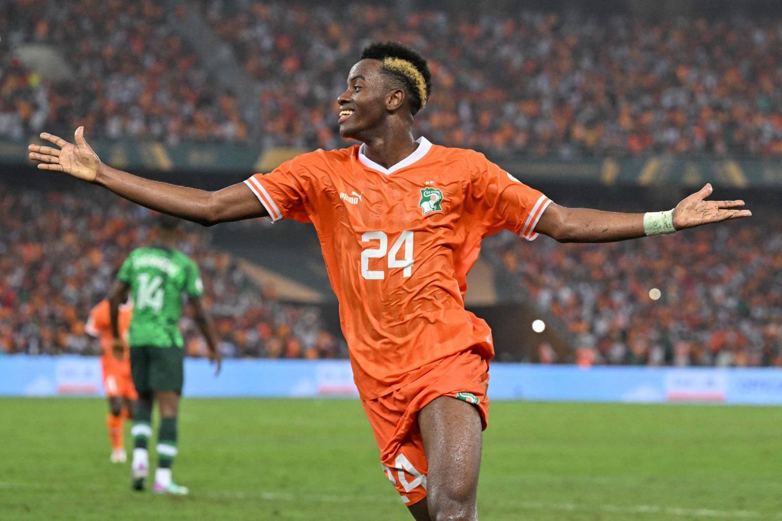 Atacante Simon Adingra celebra conquista no Alassane Ouattara Olympic Stadium, em Ebimpe