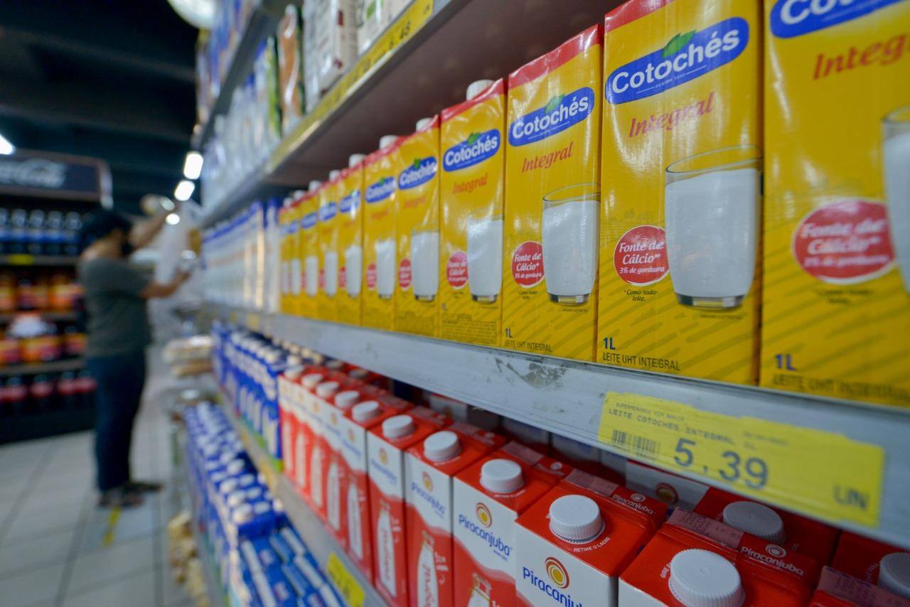 O litro do leite passou de R$5 e a procura do produto caiu, diz proprietário de supermercado