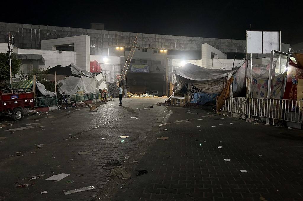 Imagem mostra a vista externa do hospital Al-Shifa na cidade de Gaza em 10 de novembro de 2023, em meio às batalhas em curso entre Israel e o movimento palestino Hamas
