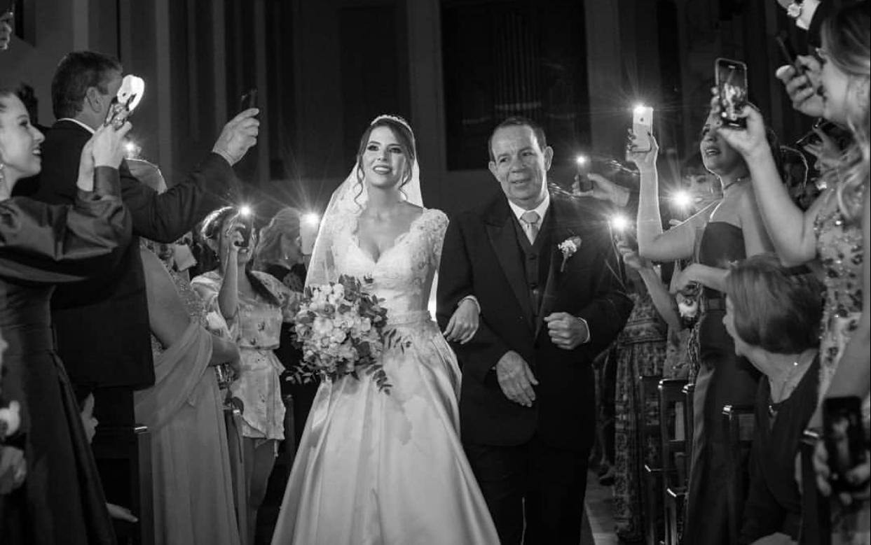 Noiva se casou sob luzes de celulares de convidados