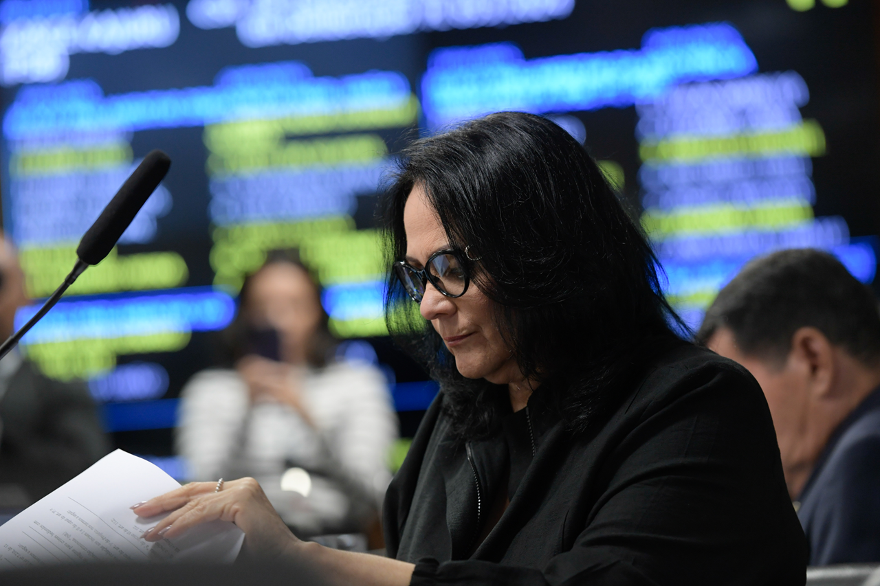 A senadora Damares Alves na Comissão de Segurança Pública do Senado