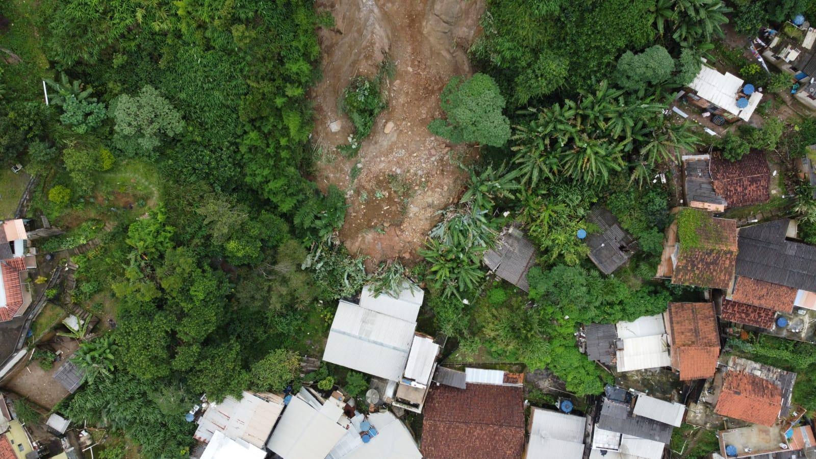 Nesta terça-feira (4) um deslizamento na rua Francisco Isac, no bairro Padre Faria atingiu três casas