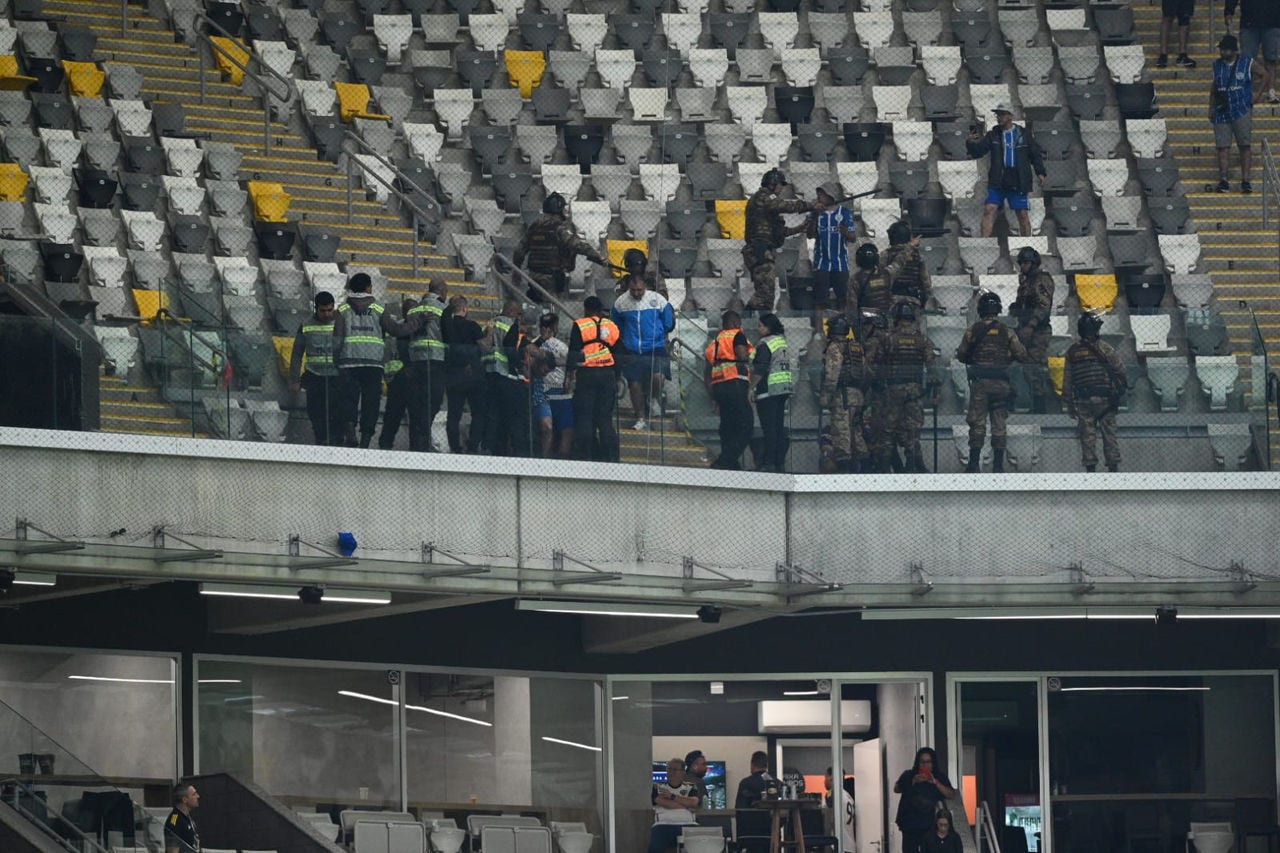 Torcida do Godoy Cruz em confusão na Arena MRV