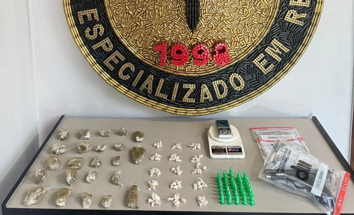Polícia prende dois traficantes e outros dois homens suspeitos de envolvimento com o tráfico de armas e drogas. Os traficantes são do Sul da Bahia e agem também em Minas. Drogas foram apreendidas com os suspeitos.