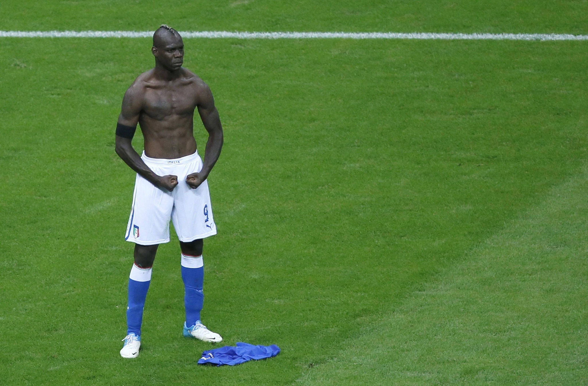 Entre os 31 jogadores convocados por Mancini estão o atacante Mario Balotelli, que tem a confiança do treinador, e o zagueiro Giorgio Chiellini, da Juventus