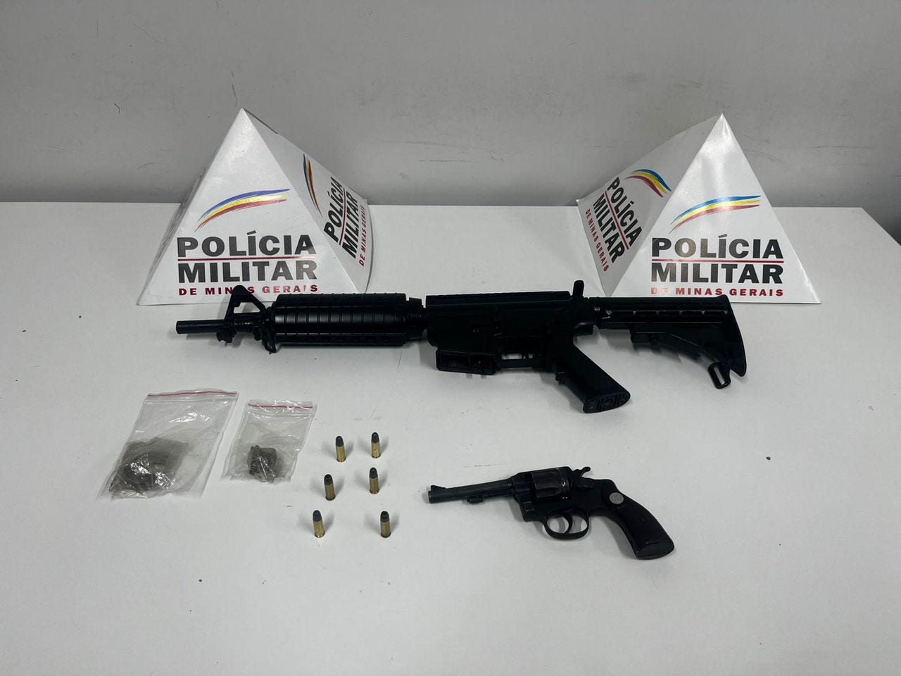 Na casa de um dos suspeitos a PM encontrou submetralhadora e revólver