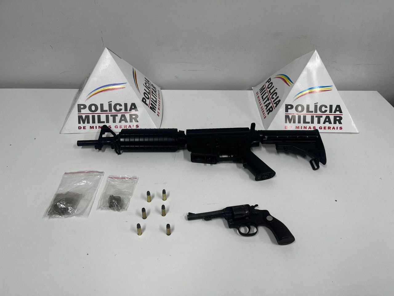 Na casa de um dos suspeitos a PM encontrou submetralhadora e revólver