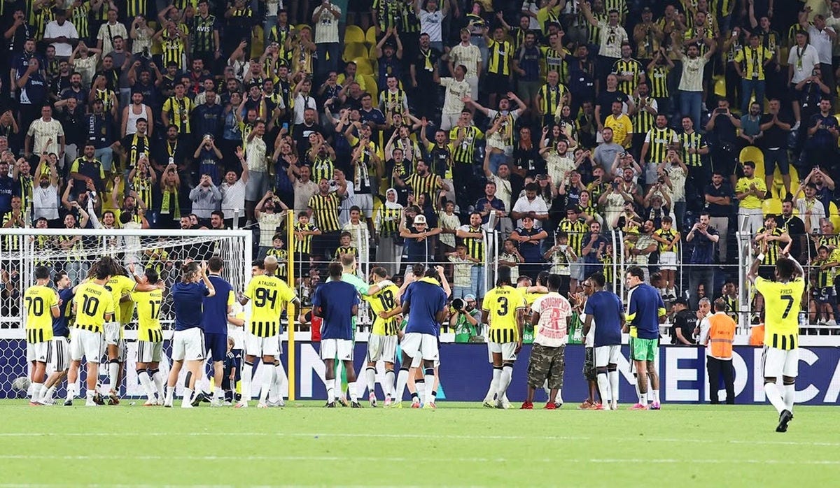 Fred aplaude torcida do Fenerbahçe após vitória na Champions League
