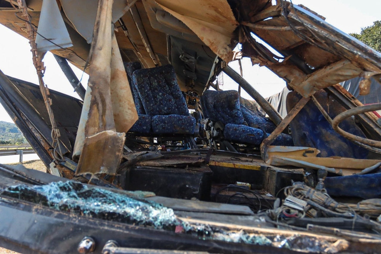 Ônibus que levava torcedores do Corinthians ficou completamente destruído após acidente