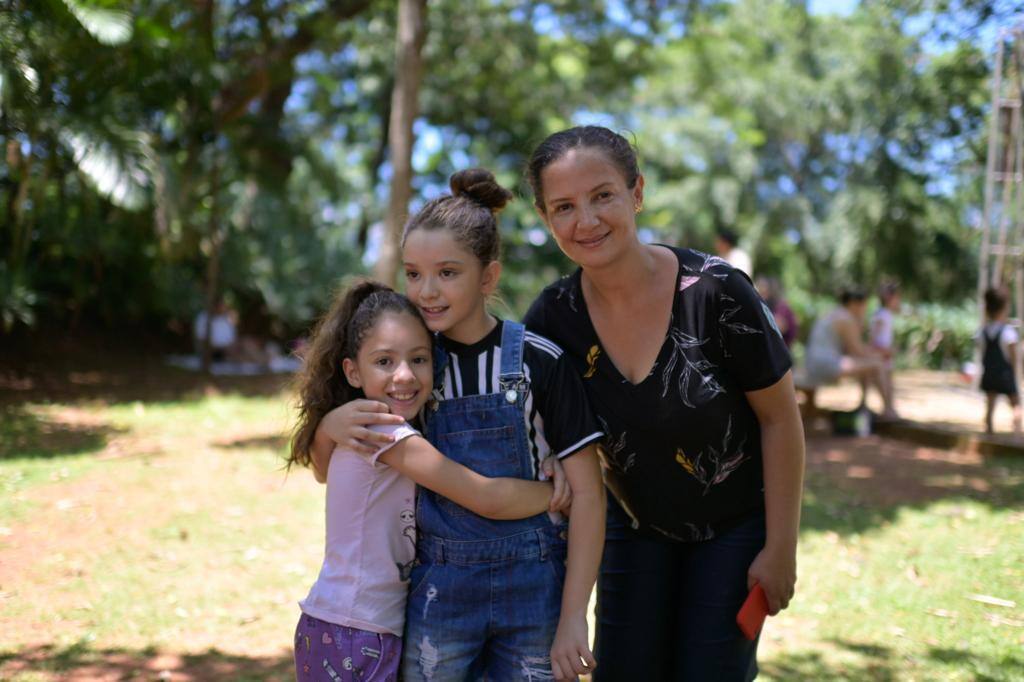 Rebeca (centro), se divertiu ao lado da irmã e da mãe, no Parque Municipal Jacques Cousteau