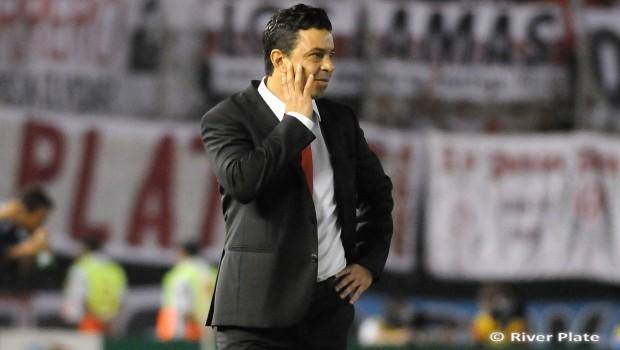Treinador estava suspenso, mas viu o jogo de um camarote usando um rádio para se comunicar com o auxiliar técnico