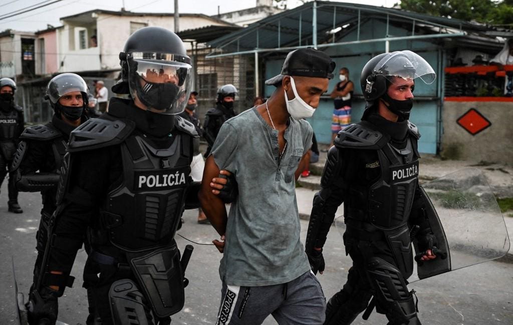 Homem é preso durante protesto contra o governo de Cuba