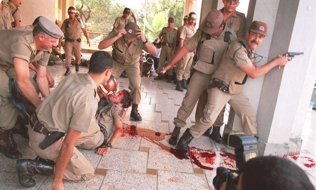 Imagem do cabo Valério sendo amparado por colegas após ser atingido na cabeça, durante a greve da PM de 1997