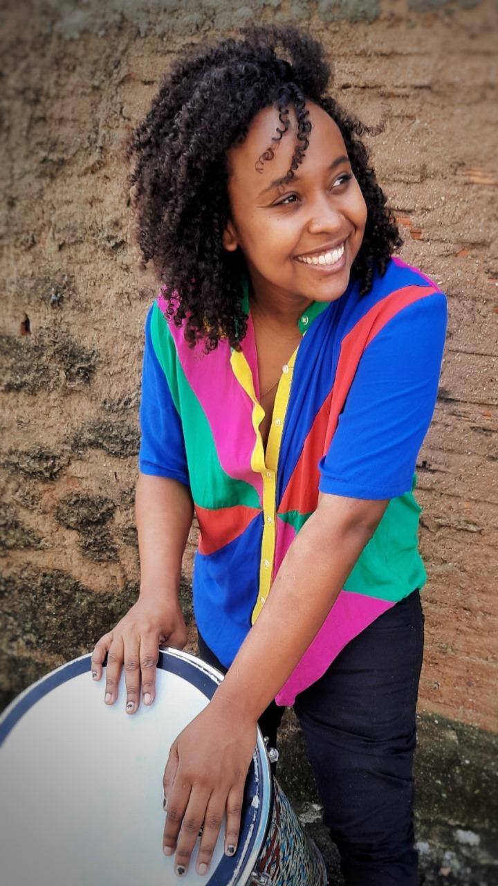 Percussionista, baterista e produtora, Débora Costa frequentou o Centro Cultural Tambolelê na adolescência e, hoje, está à frente do estúdio Sankofa Beat, com a sócia Danielle Duarte