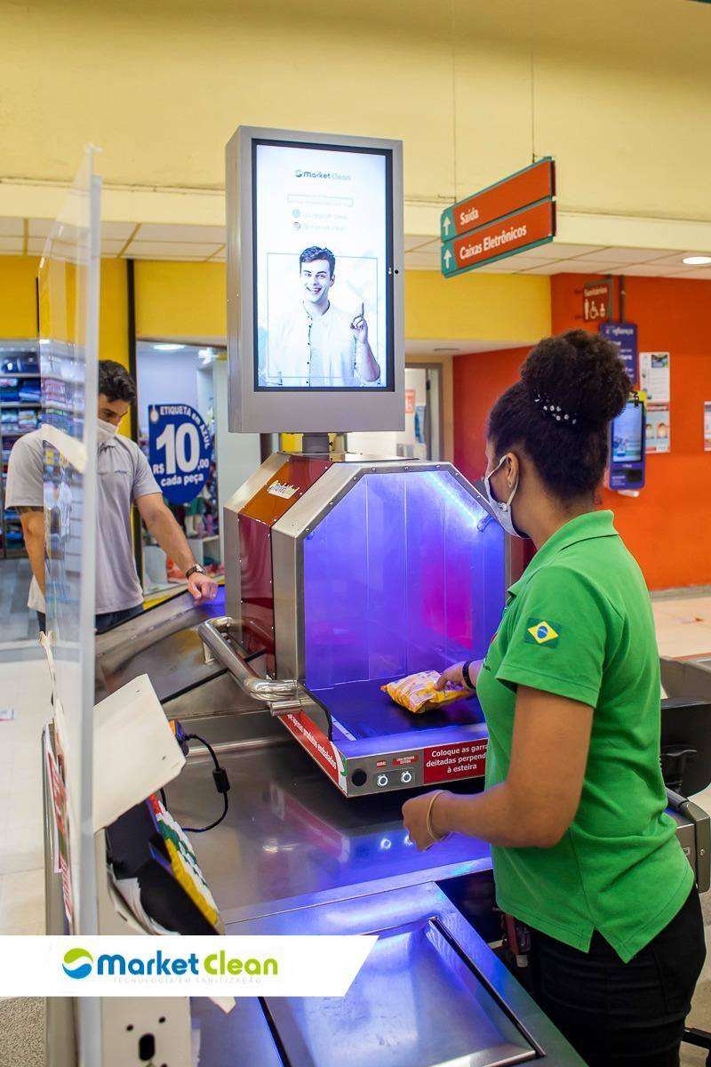 Máquina de desinfecção de compras está em uso em supermercado em Suzano