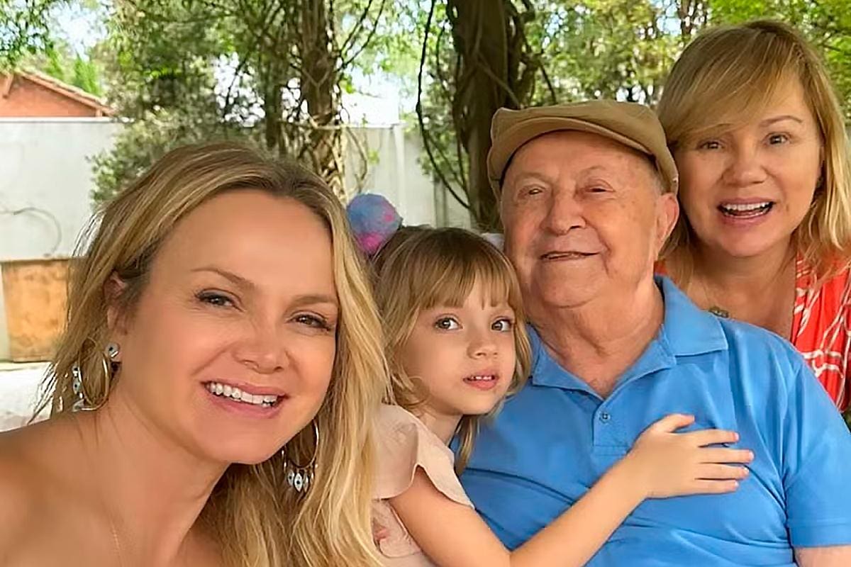 Eliana publica foto com o pai e familiares