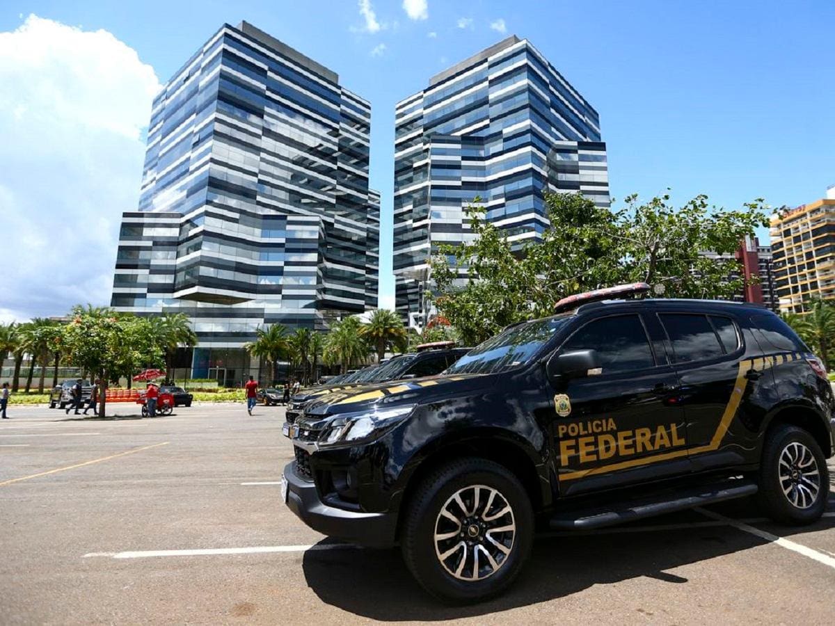 Polícia Federal prendeu seis pessoas por fraude em documentos oficiais, incluindo o ex-ajudante de ordens de Bolsonaro