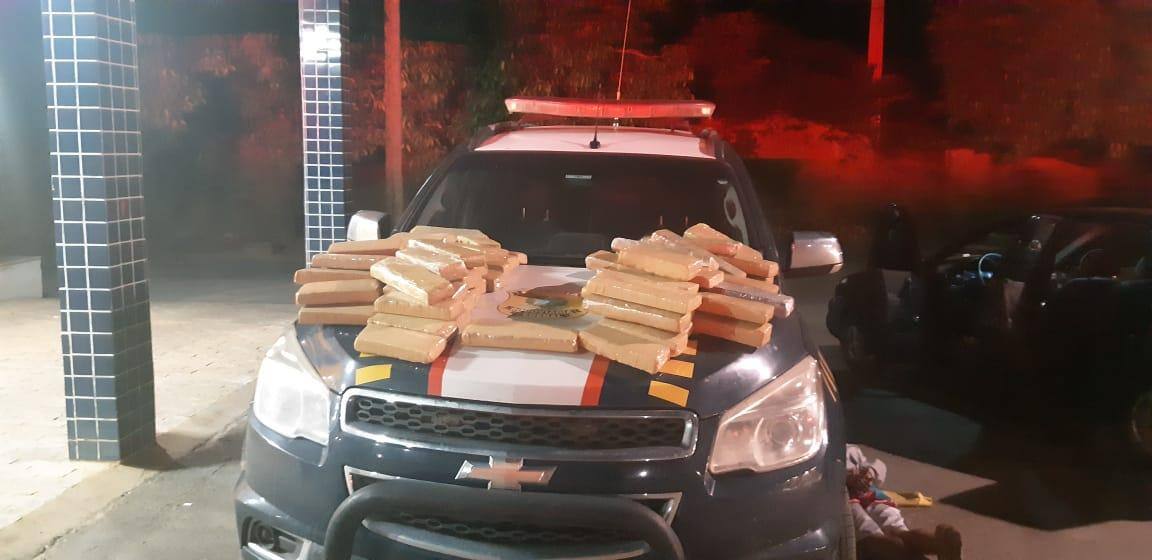 Jovens são presos com 60 quilos de maconha na BR-262 em Bom Despacho