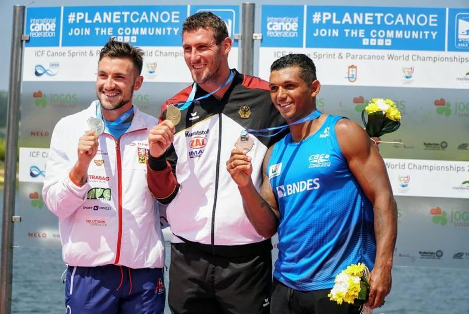Isaquias Queiroz com a medalha de bronze do C1 1000m no Mundial de Canoagem
