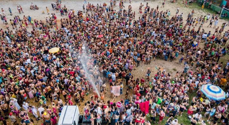 BH disponibiliza caminhões-pipa para refrescar foliões durante o carnaval