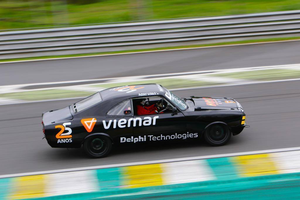 O Opala Old Stock da equipe chefiada pelo tetracampeão da Stock, Paulo Gomes terá uma homenagem para o piloto Hélio Castroneves