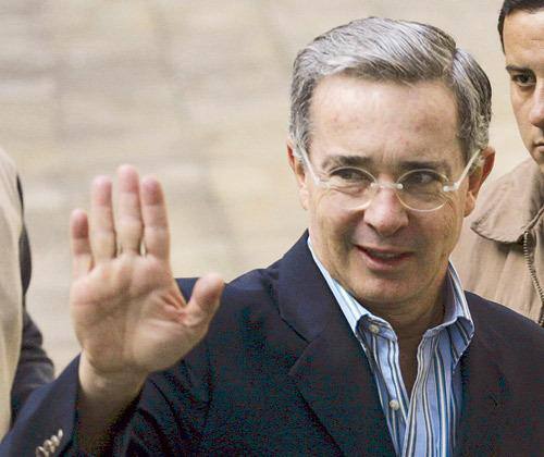 O presidente da Colômbia, Álvaro Uribe, em votação, no domingo