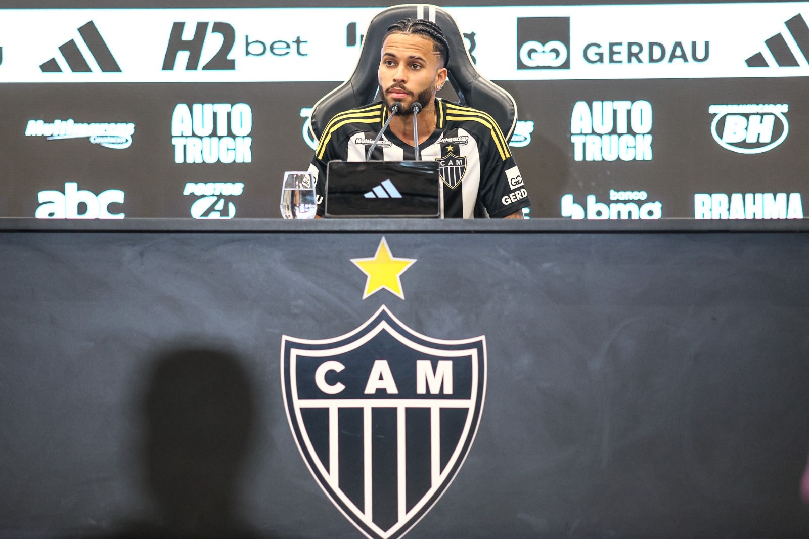 Alexsander em apresentação no Galo