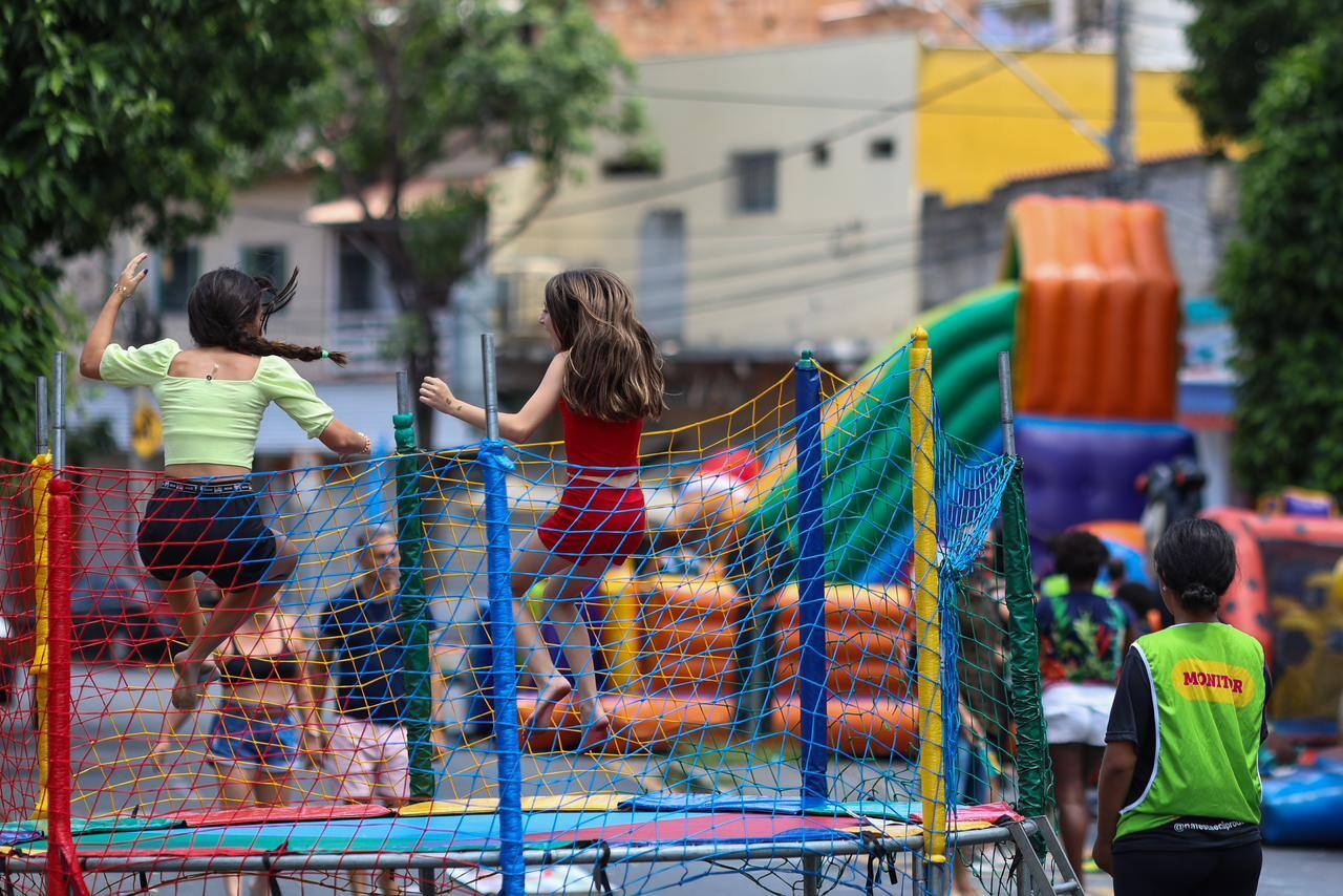 Programa A Rua é Nossa, da Prefeitura de BH, oferece atividades recreativas na rua Petrolina, no bairro Sagrada Família
