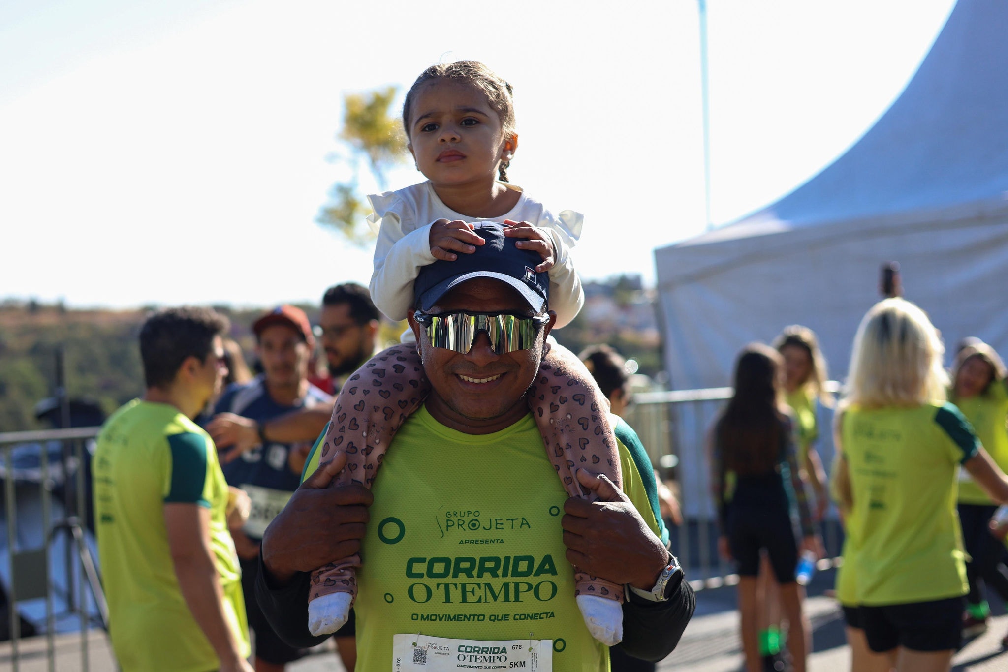 Daniel Amorim, de 30 anos, correu 5 km carregando nos ombros a filha Ágatha Cecília, de 2