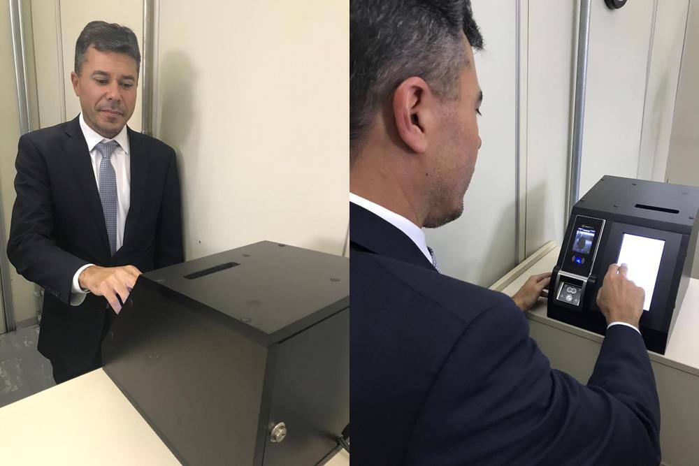 O juiz da VEP da capital, Marcelo Augusto Lucas Pereira, testa o sistema de reconhecimento facial