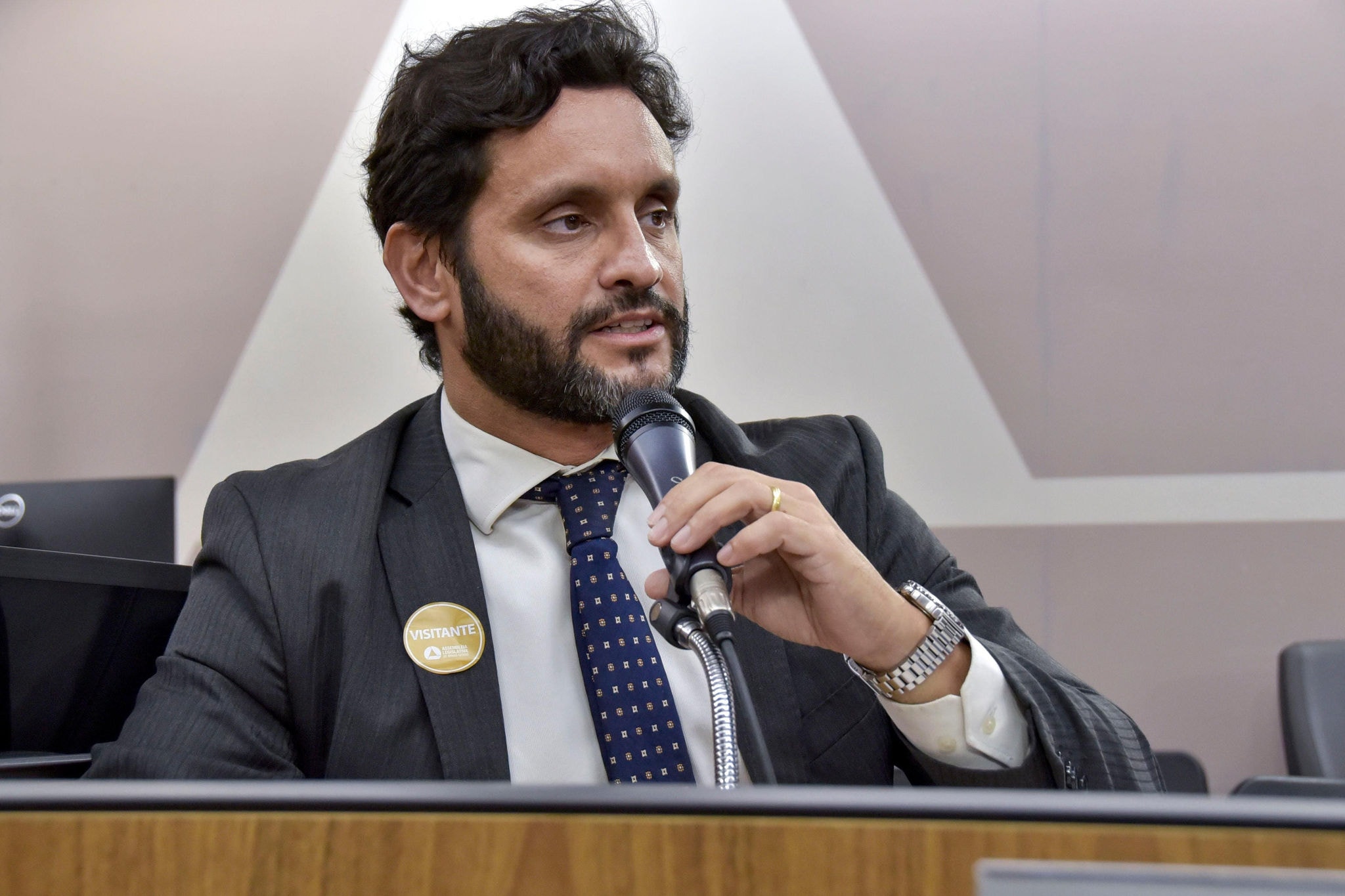 Thiago Toscano durante a audiência pública desta terça-feira (16/4) na ALMG para discutir a cessão da Sala Minas Gerais e do Espaço Mineraria à Fiemg por meio do SESI Minas