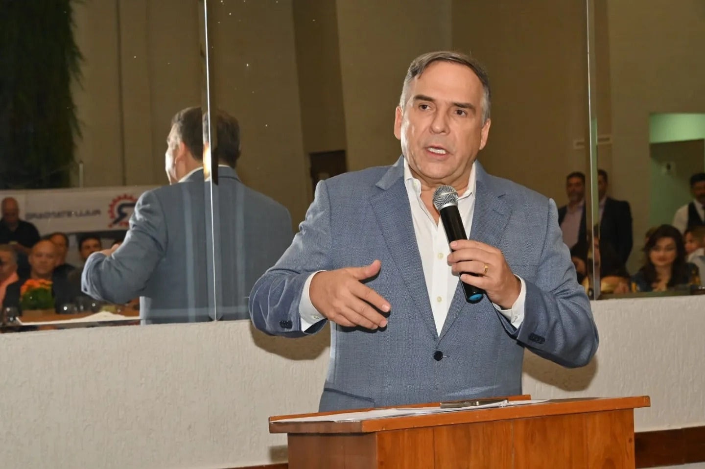 Prefeito de Goiânia, Sandro Mabel (União Brasil) ressaltou em vídeo que medida vai diminuir o número de multas por uso de celular no trânsito