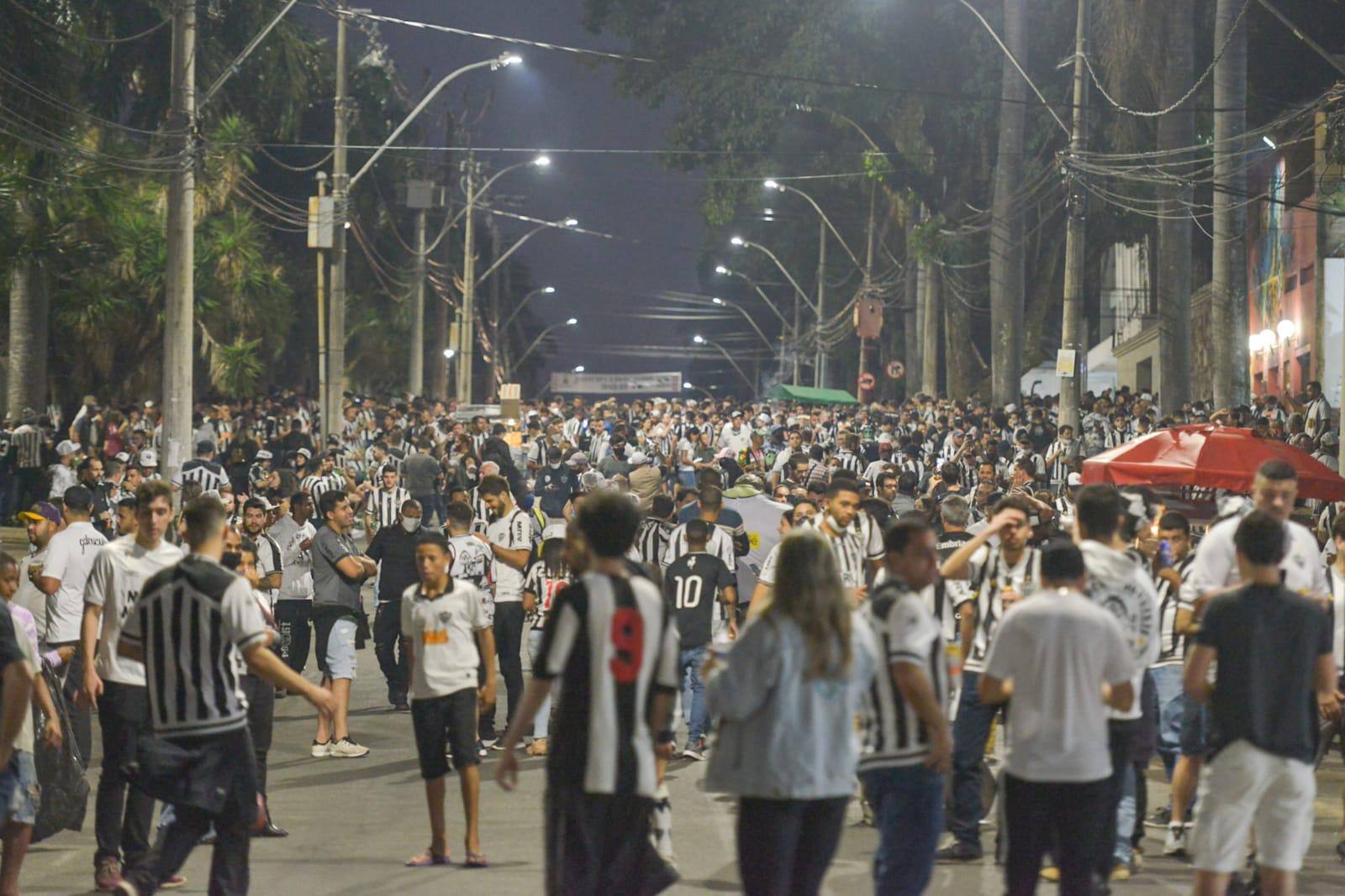 Aglomeração e desrespeito às normas sanitárias marcaram a volta dos atleticanos ao Mineirão