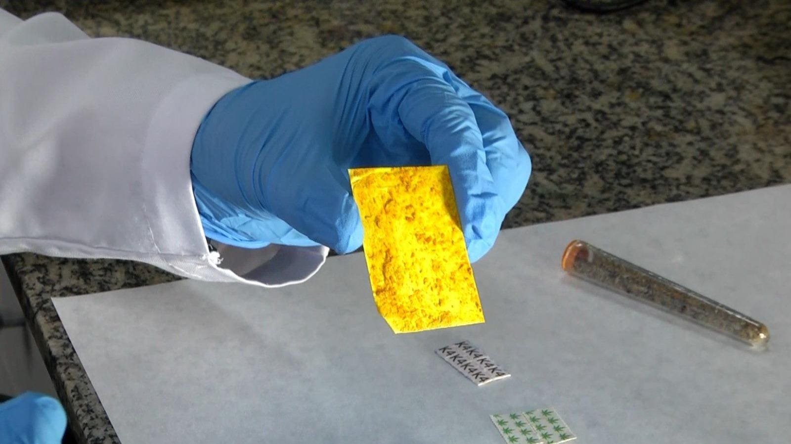 Droga é criada em laboratório e pode ser borrifada em outros materiais, para consumo
